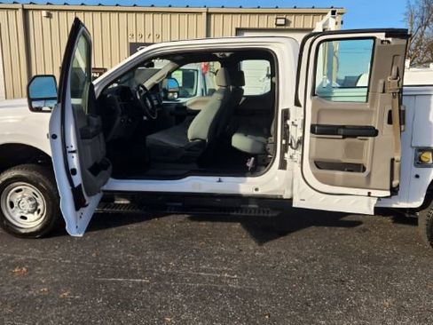 Used 2017 Ford F250 XL w/ Power Equipment Group image 5