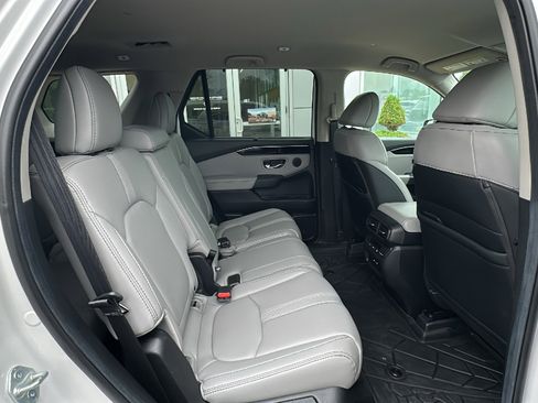 Used 2025 Honda Pilot EX-L image 24