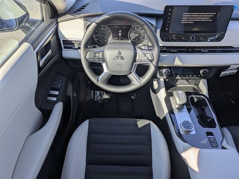New 2026 Mitsubishi Outlander SE image 17