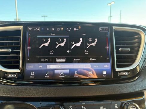 Used 2024 Chrysler Pacifica Touring-L image 15