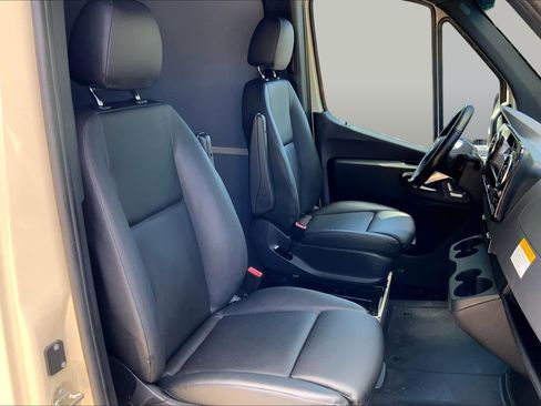 Used 2025 Mercedes-Benz Sprinter 2500 image 8