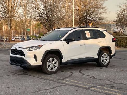 Used 2021 Toyota RAV4 LE image 1