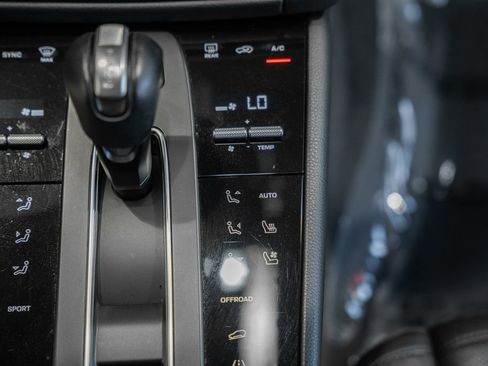 Used 2022 Porsche Macan AWD/4WD image 22