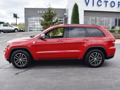 Used 2017 Jeep Grand Cherokee Trailhawk w/ Trailhawk Luxury Group AWD/4WD image 2