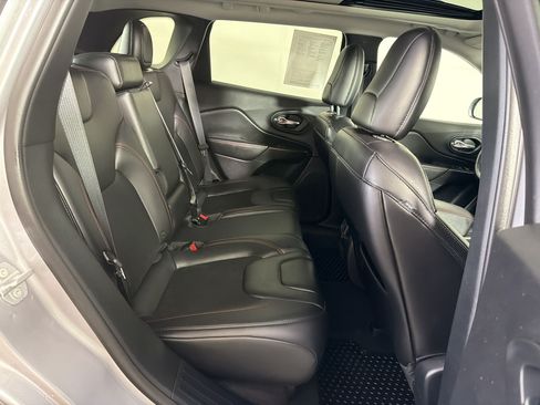 Used 2019 Jeep Cherokee Trailhawk w/ Comfort/Convenience Group AWD/4WD image 29