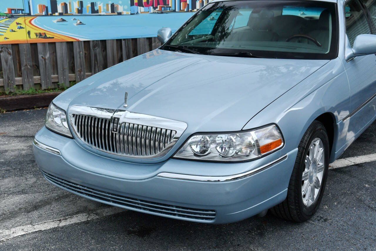 Used 2007 Lincoln Town Car Signature Limited RWD image 4