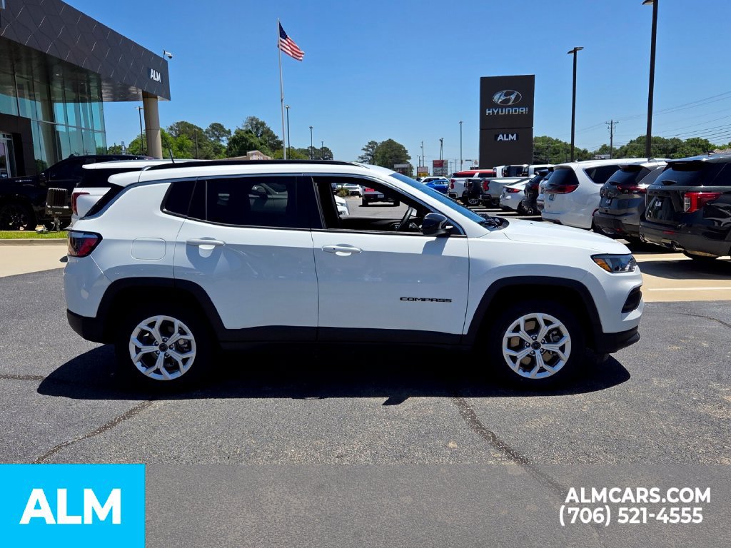 Used 2025 Jeep Compass Latitude AWD/4WD image 17