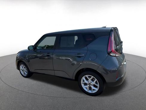 Used 2025 Kia Soul LX w/ LX Technology Package FWD image 9