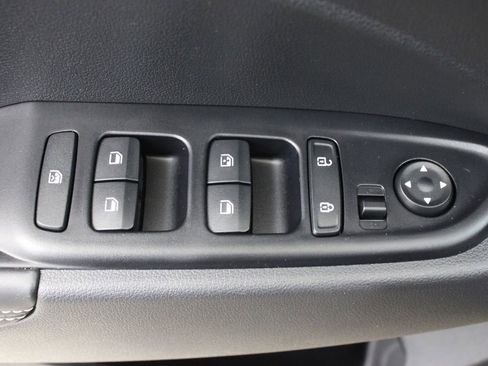 Used 2025 Hyundai Venue Limited FWD image 18