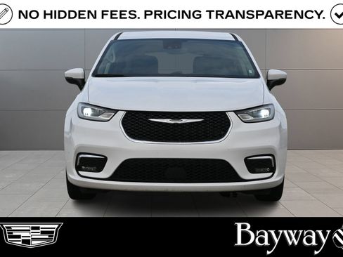 Used 2023 Chrysler Pacifica Touring-L FWD image 2