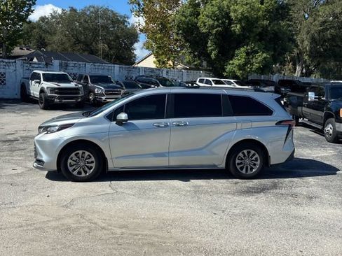 Used 2022 Toyota Sienna LE AWD/4WD image 3