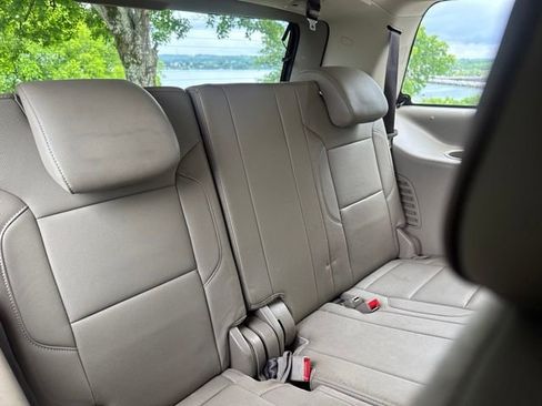 Used 2017 GMC Yukon SLT w/ Premium Edition AWD/4WD image 12