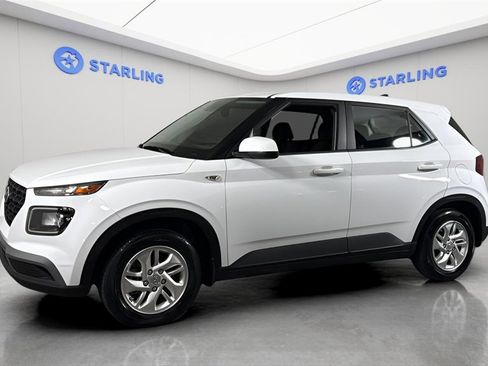 Used 2022 Hyundai Venue SE image 2