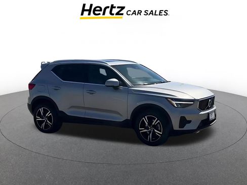 Used 2024 Volvo XC40 B5 Core image 1