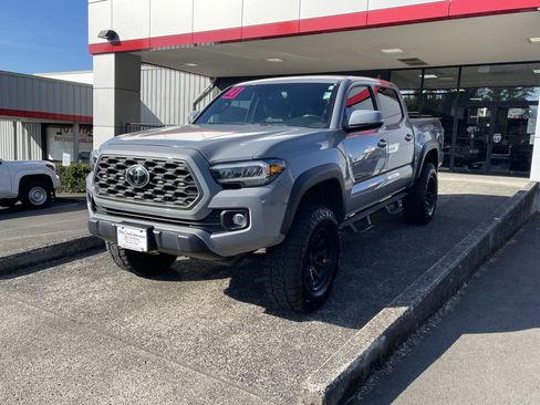 Certified 2021 Toyota Tacoma TRD Off-Road w/ Technology Package AWD/4WD image 3