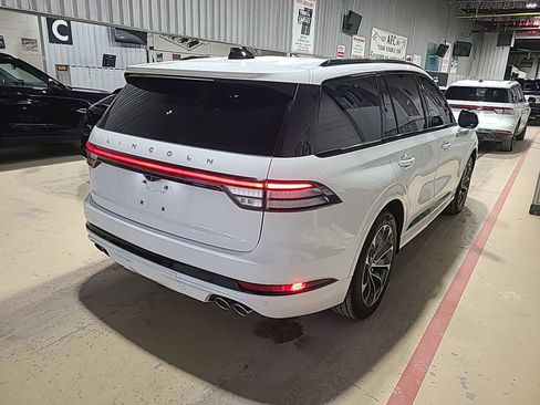 Used 2025 Lincoln Aviator AWD image 3