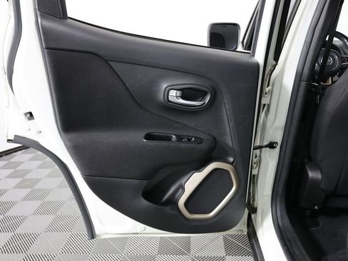 Used 2017 Jeep Renegade Latitude AWD/4WD image 17