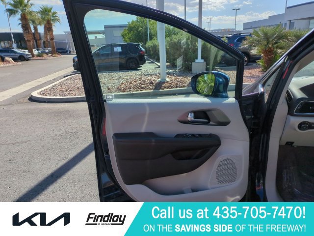 Used 2017 Chrysler Pacifica Touring-L Plus FWD image 13