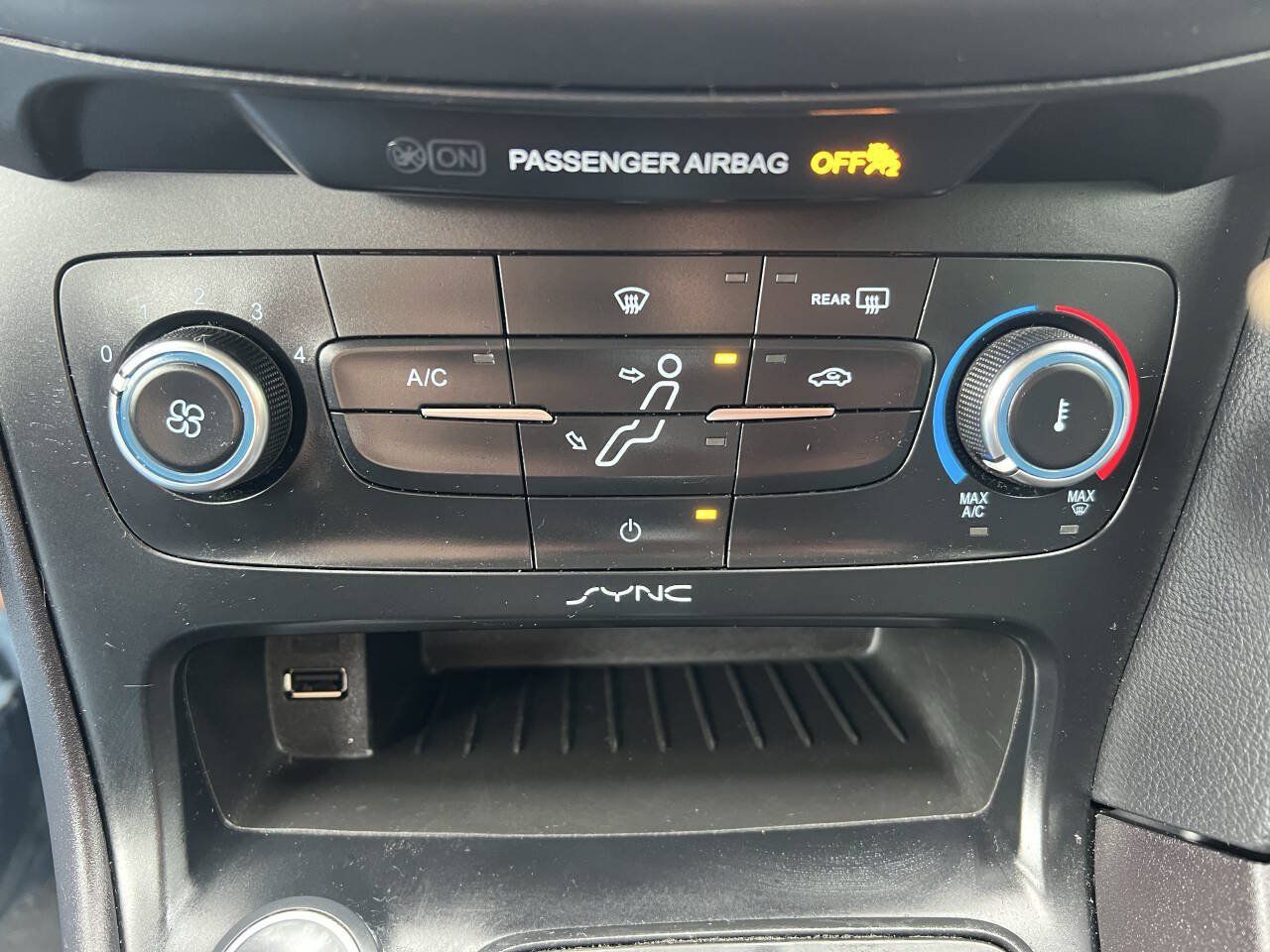 Used 2015 Ford Focus SE w/ SE Sport Package FWD image 20
