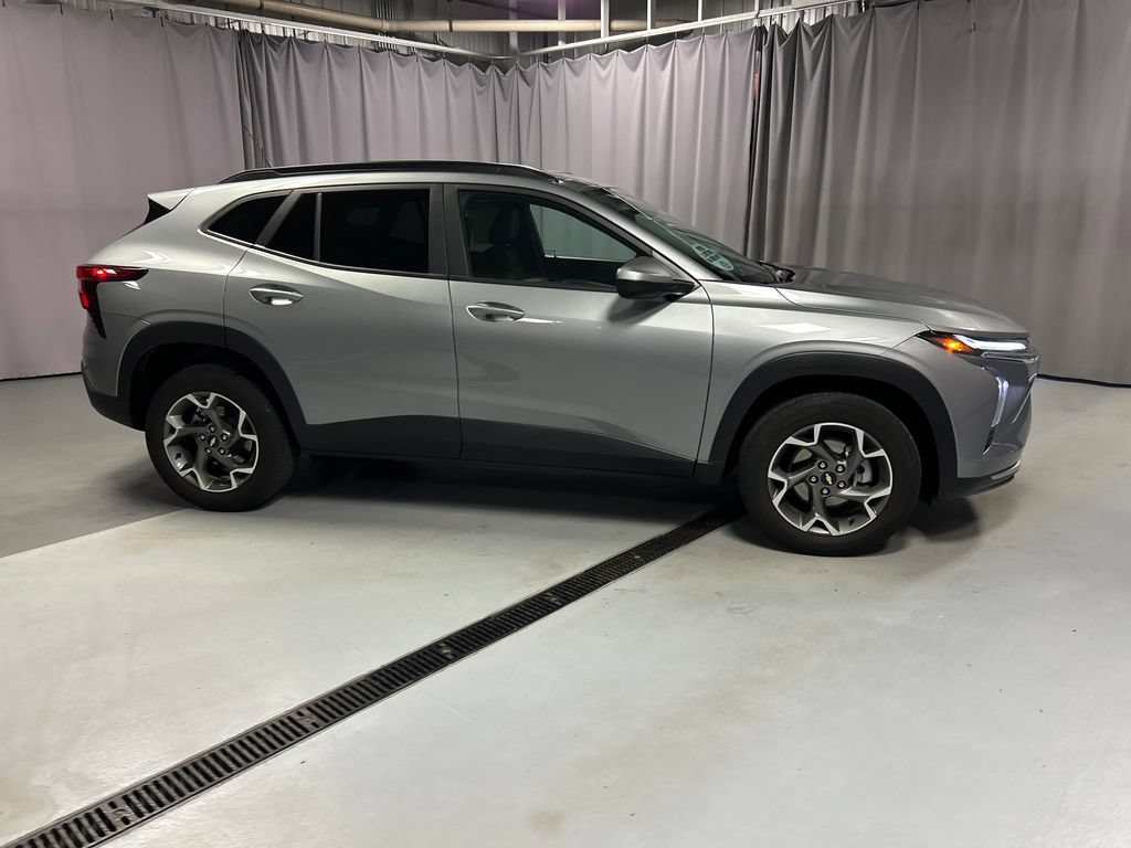 Used 2025 Chevrolet Trax LT FWD image 8