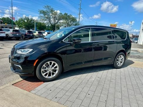 Used 2024 Chrysler Pacifica Touring-L AWD/4WD image 3
