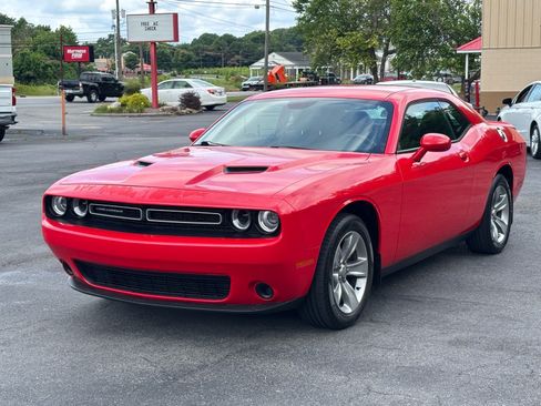 Used 2018 Dodge Challenger SXT RWD image 1