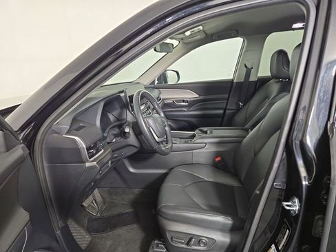 Used 2025 Toyota Grand Highlander AWD image 13