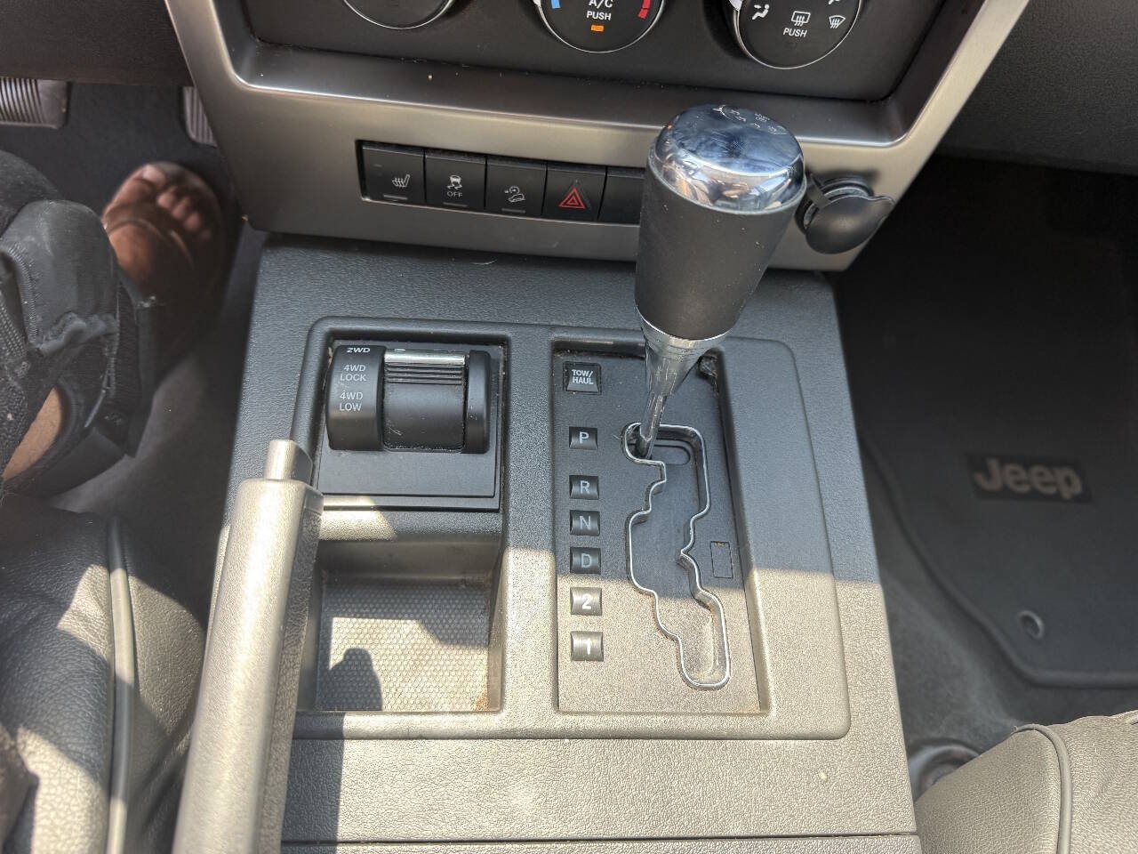 Used 2012 Jeep Liberty Sport AWD/4WD image 31