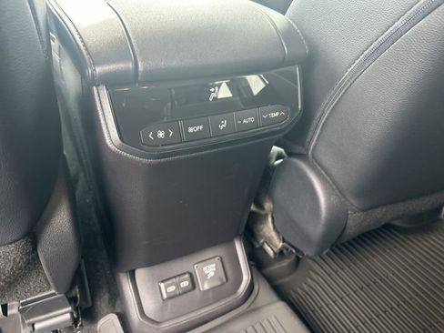 Used 2026 Toyota Highlander Limited AWD/4WD image 32