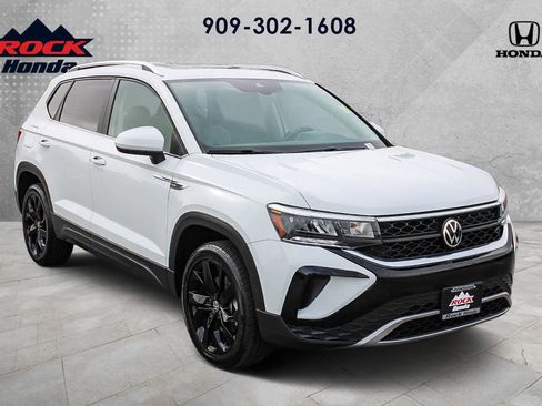 Used 2022 Volkswagen Taos SE w/ Panoramic Sunroof Package image 3