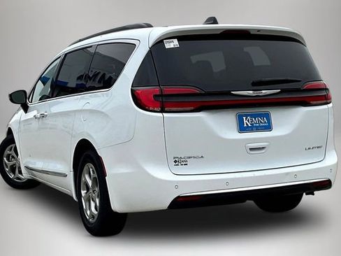 Used 2023 Chrysler Pacifica Limited FWD image 4