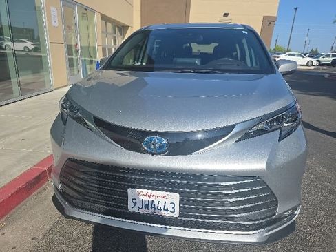 Used 2024 Toyota Sienna Platinum AWD/4WD image 8