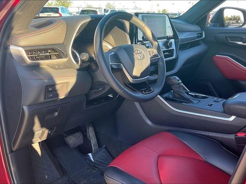 Used 2023 Toyota Highlander L image 16