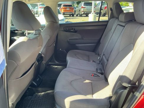 Used 2023 Toyota Highlander LE AWD/4WD image 16