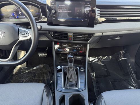 Used 2025 Volkswagen Jetta SE image 11