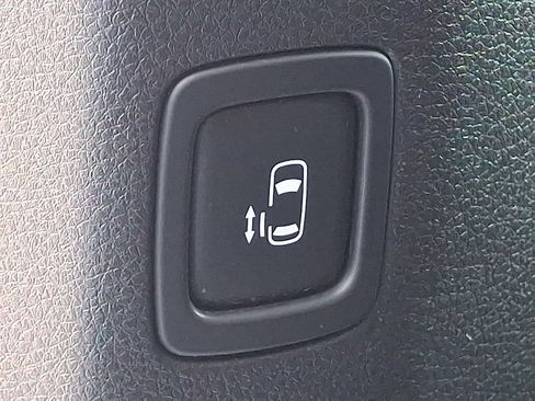Certified 2025 Kia Carnival FWD image 12