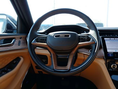 New 2025 Jeep Grand Cherokee Summit image 17