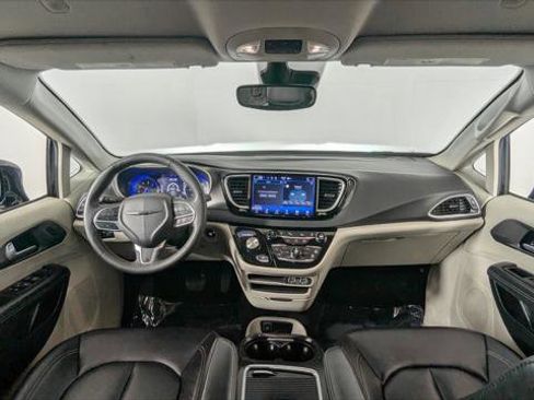 Used 2024 Chrysler Pacifica Touring-L image 26