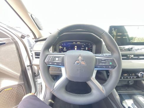 New 2025 Mitsubishi Outlander SE image 14