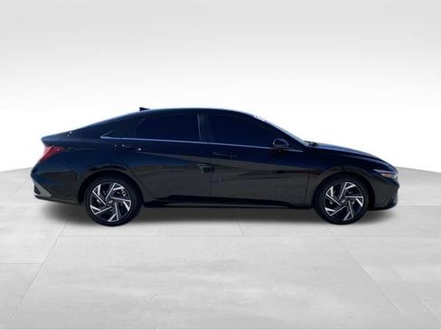 Used 2025 Hyundai Elantra SEL FWD image 2
