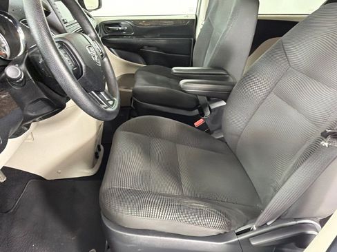 Used 2020 Dodge Grand Caravan SE FWD image 12