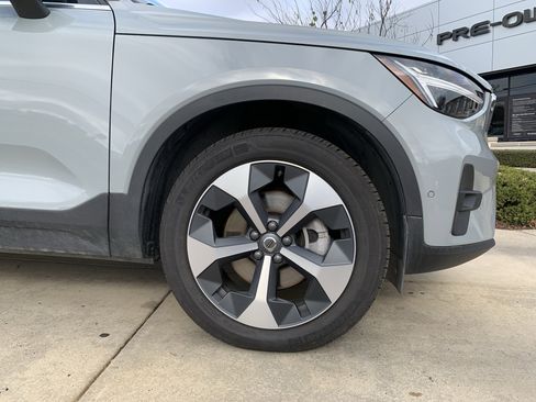 Used 2025 Volvo XC40 B5 Plus image 13