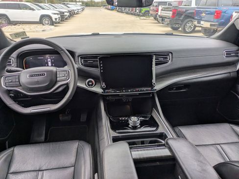 Used 2024 Jeep Wagoneer Series II w/ Flexible Seating Group image 16