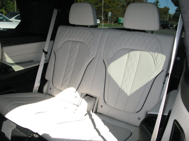 Used 2023 BMW X7 xDrive40i w/ Executive Package AWD/4WD image 19