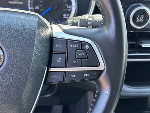 Used 2023 Toyota Highlander XLE AWD/4WD image 22