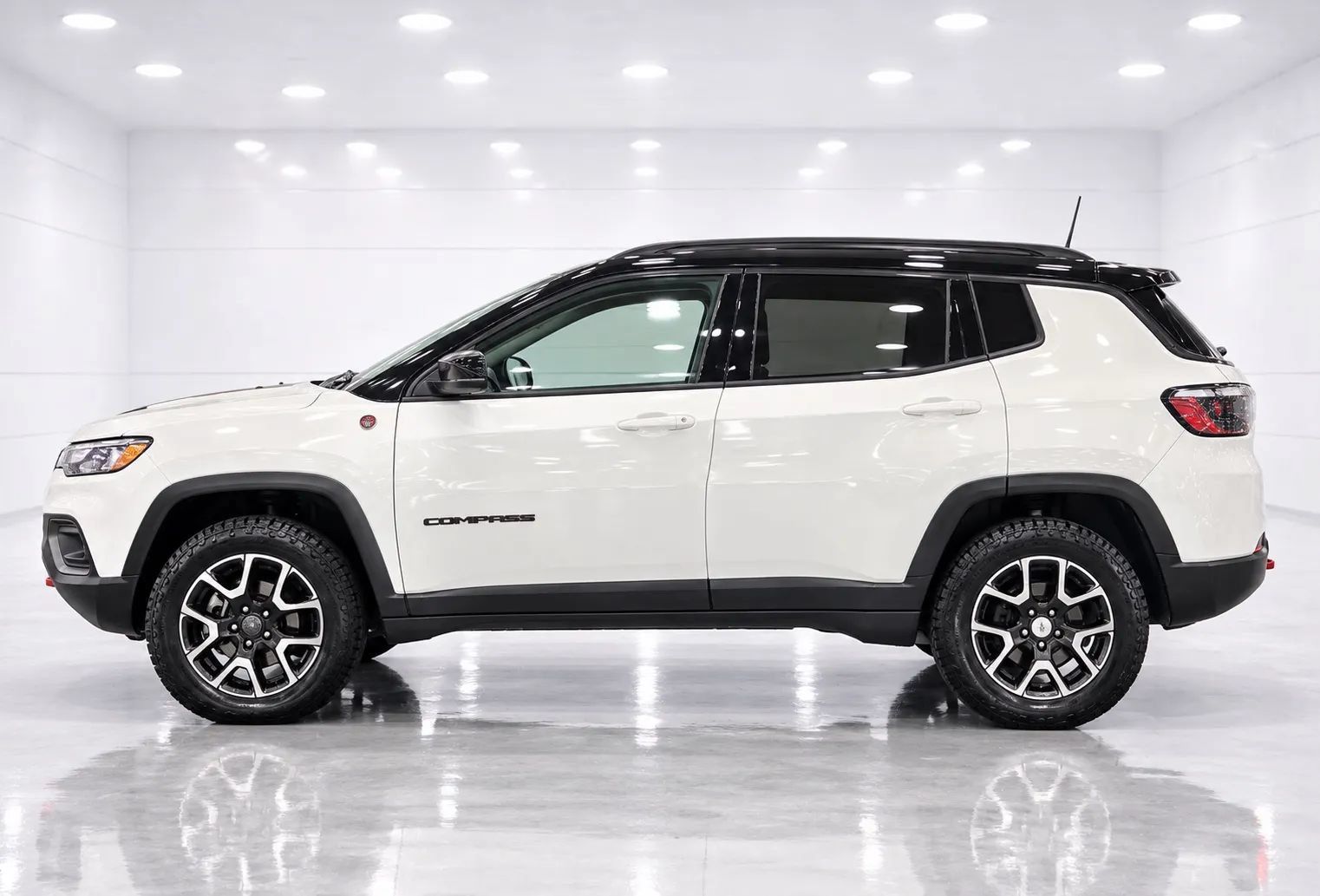 Used 2025 Jeep Compass Trailhawk AWD/4WD image 2