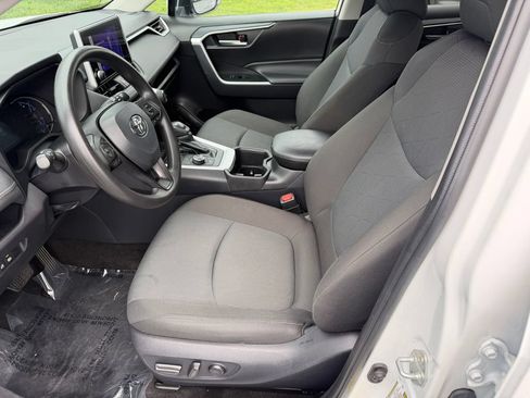 Used 2025 Toyota RAV4 XLE AWD/4WD image 3