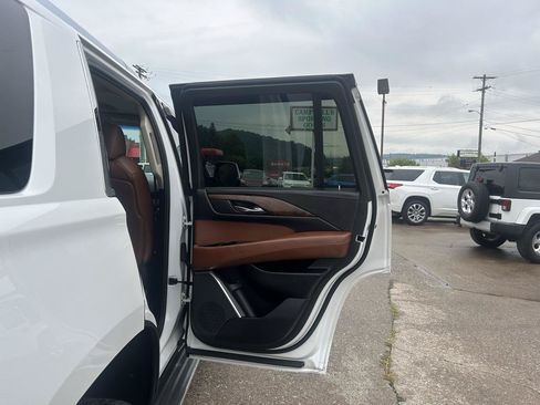 Used 2016 Cadillac Escalade Luxury AWD/4WD image 47