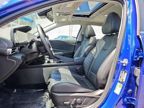 Used 2025 Hyundai Elantra Limited FWD image 12