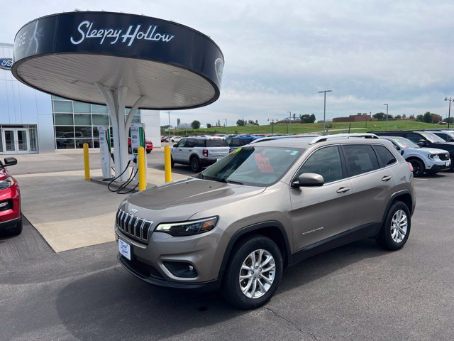 Used 2019 Jeep Cherokee Latitude w/ Cold Weather Group AWD/4WD image 1